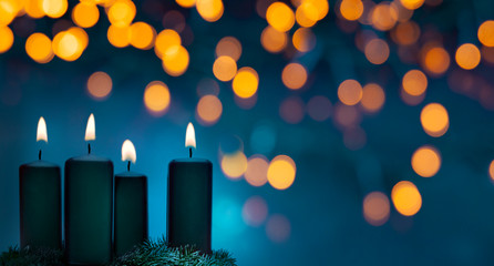 Vier brennende Weihnachtskerzen auf einem Adventskranz