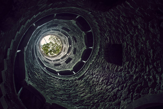 Pozo Inici&aacute;tico, Quinta da Regaleira, Sintra, Portugal.