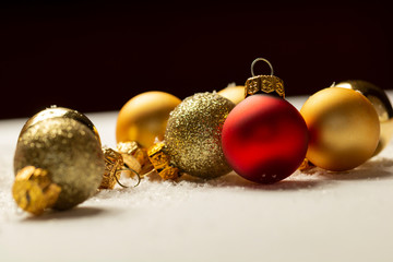 Viele Weihnachtskugeln / Christbaumkugeln - gold und rot