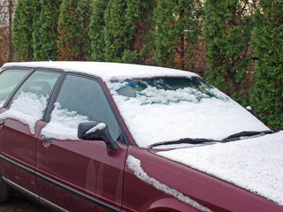 Fototapeta na wymiar Snow on car
