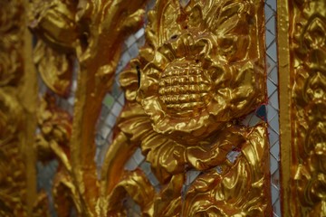Fototapeta na wymiar golden dragon in temple