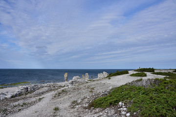 K&uuml;ste mit Raukensteinen bei Langhammars auf der Insel Far&ouml; auf Gotland