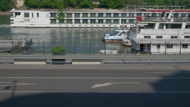 Danubio, tr&aacute;fico fluvial y rodado. Budapest, Hungr&iacute;a, Europa.