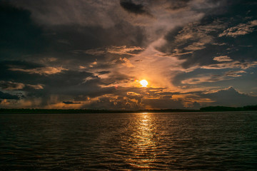 recorrido en medio del  rio amazonas en atardecer 