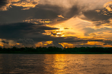 recorrido en medio del  rio amazonas en atardecer 