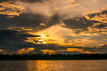 recorrido en medio del  rio amazonas en atardecer 