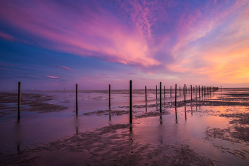 Atardecer de nubes rojas en la playa de Los Lances, Tarifa, Cadiz, Andalucia, España