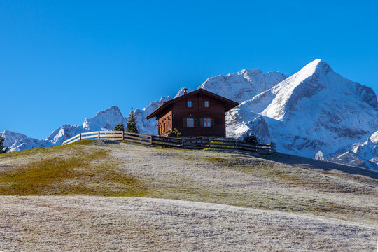 Raureif und erster Schnee in den Hochalpen mit strahlend blauem Himmel und der verschneiten Alpspitze im Werdenfelser and