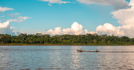 recorrido en rio amazonas a orillas de la selva amazonica de peru en un casi atardecer 