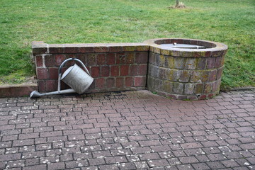 Gie&szlig;kanne auf Friedhof