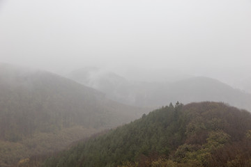 nebel herrscht über den bergen