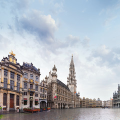 Fototapeta premium Panorama Rynku lub Grand Place w Brukseli w jesienną deszczową pogodę, Belgia