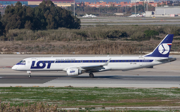 LOT Polish Airlines Embraer ERJ-195LR Taxiing