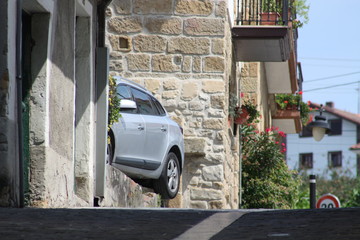 Geparktes Auto in einer spanischen Kleinstadt