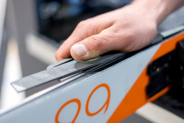 Affûtage des skis pour la compétition par un skiman
