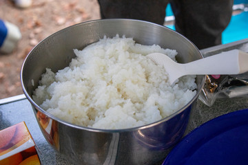 鍋で炊いた白飯