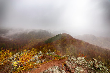 wolken über bergen und wald im herbst