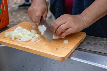 豚汁に使うネギを切る