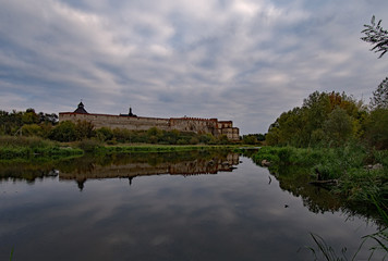 Fototapeta na wymiar Die Burg Medschybisch in der Ukraine spiegelt sich im Südlichen Bug Fluss