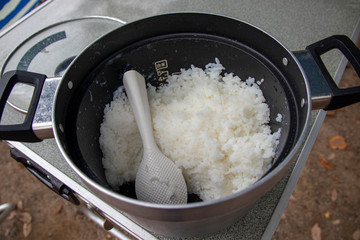 鍋で炊いた白飯