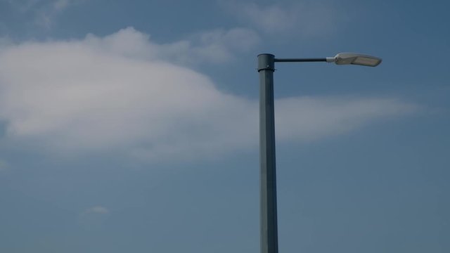 Nubes y farola sobre el cielo de Budapest,Hungr&iacute;a, Europa.