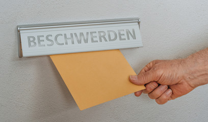 Briefeinwurf mit der Beschriftung Beschwerden