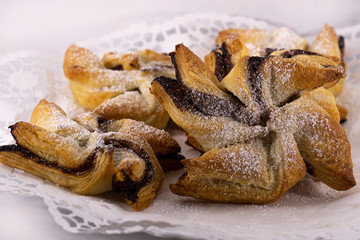 Gefüllte Windräder mit Nuss-Nougat-Creme aus Blätterteig auf Tortenspitze