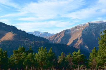 Obraz premium Mountains under autumn cloudy sky