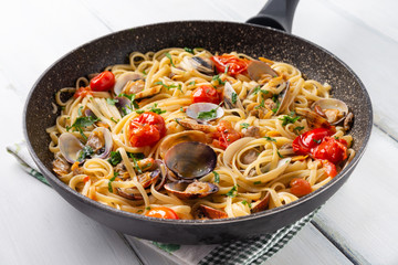 Linguine con vongole, pomodorini e prezzemolo 