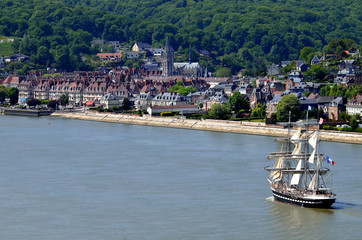 Le Belem vu du pont de Brotonne