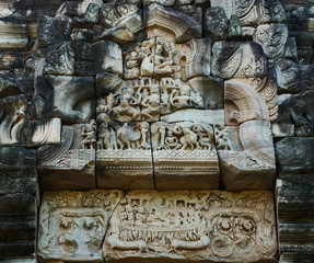 Obraz premium Carving on sandstone, khmer art Above the doorway of Prasat Phimai. Ancient sites in Thailand.