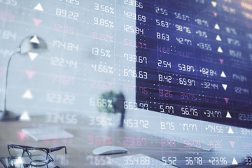 Obraz premium Forex graph hologram on table with computer background. Multi exposure. Concept of financial markets.