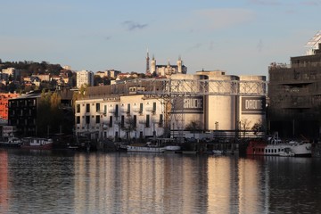 La Sucrière dans la ville de Lyon - Département du Rhône - France - Espace événementiel situé quai Rambaud le long de la rivière Saône