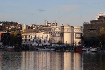 Obraz premium La Sucrière dans la ville de Lyon - Département du Rhône - France - Espace événementiel situé quai Rambaud le long de la rivière Saône