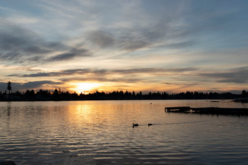 Obraz premium Sunset by the lake
