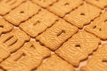 Tabletop Fotografie von traditionellen Spekulatius die als Kacheln angeordnet sind. Diese Gebäckspezialität wird traditionell in der Weihnachtszeit hergestellt.