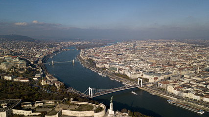 Obraz premium View of Budapest and the capital of Hungary from a height shooting on a drone. The main attractions in the city panorama, bridges, the old city, the palace, parliament. Top view.