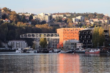 Le quai Rambaud le long de la rivi&egrave;re Sa&ocirc;ne dans la ville de Lyon dans le quartier Confluence
