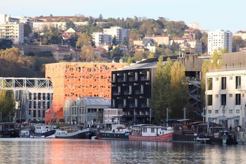 Le quai Rambaud le long de la rivière Saône dans la ville de Lyon dans le quartier Confluence