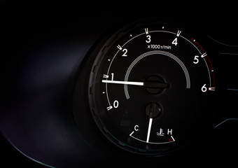 Rpm gauge, idle speed at 800 rpm and radiator temperature gauge.