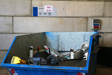 Große blaue Müllcontainer für Elektroschrott