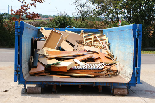 Gro&szlig;er blauer Container f&uuml;r Holzabf&auml;lle