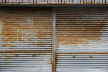 閉店した店舗のシャッター