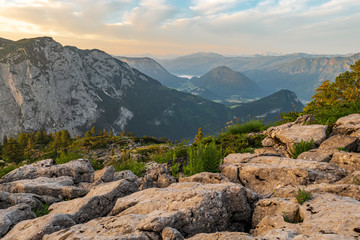 Sonnenaufgang am Loser im Ausseerland im Frühsommer mit einer Alm im Vordergrund und Blick in die Weite