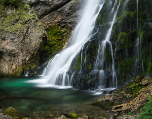 Fototapeta na wymiar Gollinger Wasserfall über bemoosten Felsen