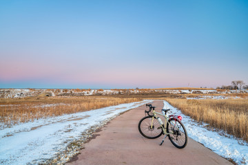 Obraz premium touring bicycle on a bike trail in late fall
