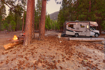 Campen mit dem Wohnmobil am Moraine  Campground im Kings Canyon National Park, CA, USA