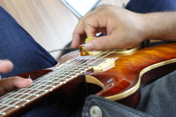 estudando guitarra