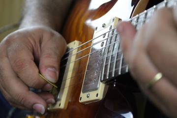 palhetando guitarra