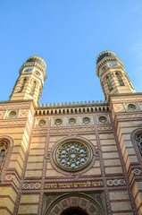 Obraz premium Vertical picture of ornamental front side facade and two onion domes of the Great Synagogue in Hungarian Budapest. Dohany Street Synagogue, the largest synagogue in Europe. Center of Neolog Judaism